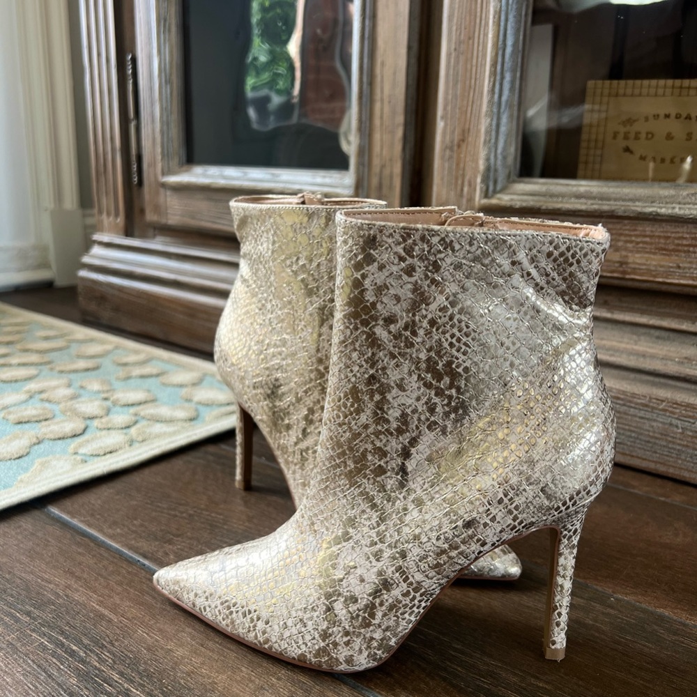 NY & Co Point Toe Zip Bootie 6